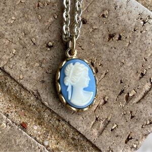 Vintage 90’s Avon cottage Gibson girl medallion on chain 10”